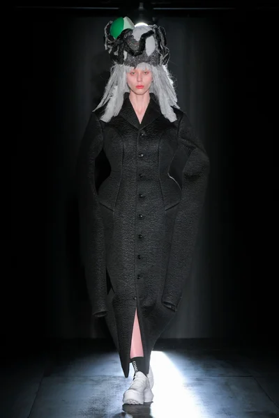 Look 16